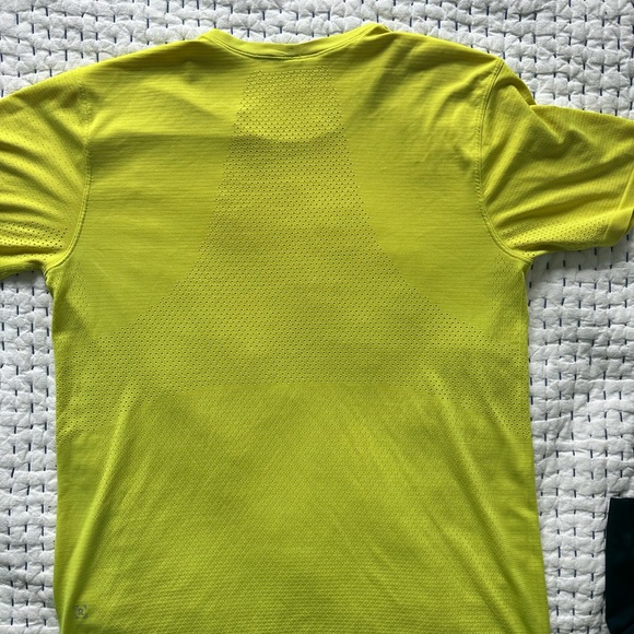 Men’s Large Lululemon Metal Vent Tech Fluorescent. Short Sleeve size large. - Picture 2 of 4